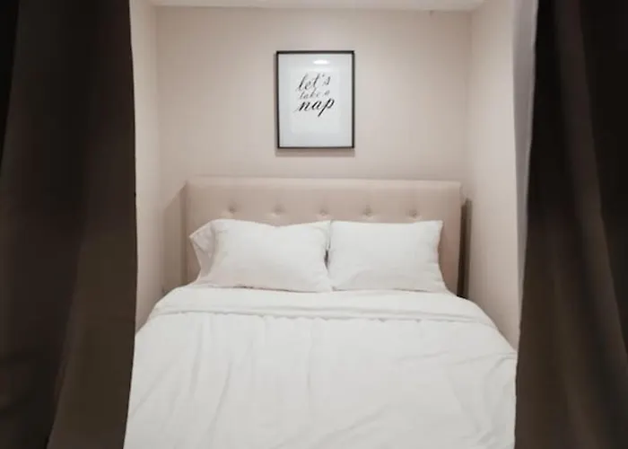 Apartamento 1br Trendy Basement With Laundry & Parking - Trendy *